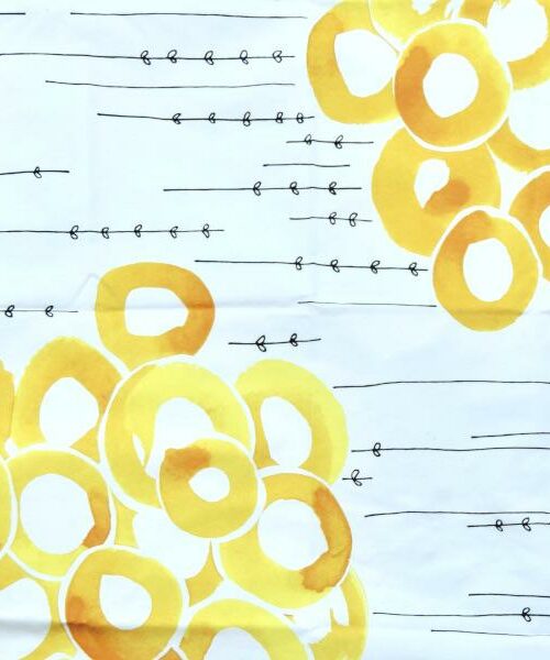 Bilden visar Tryckt bomullstyg – Maria Vinka gula cirklar vepa månster
