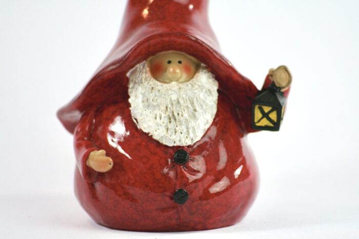 Bilden visar Tomte figurin med röd stor luva, skägg och lykta detalj