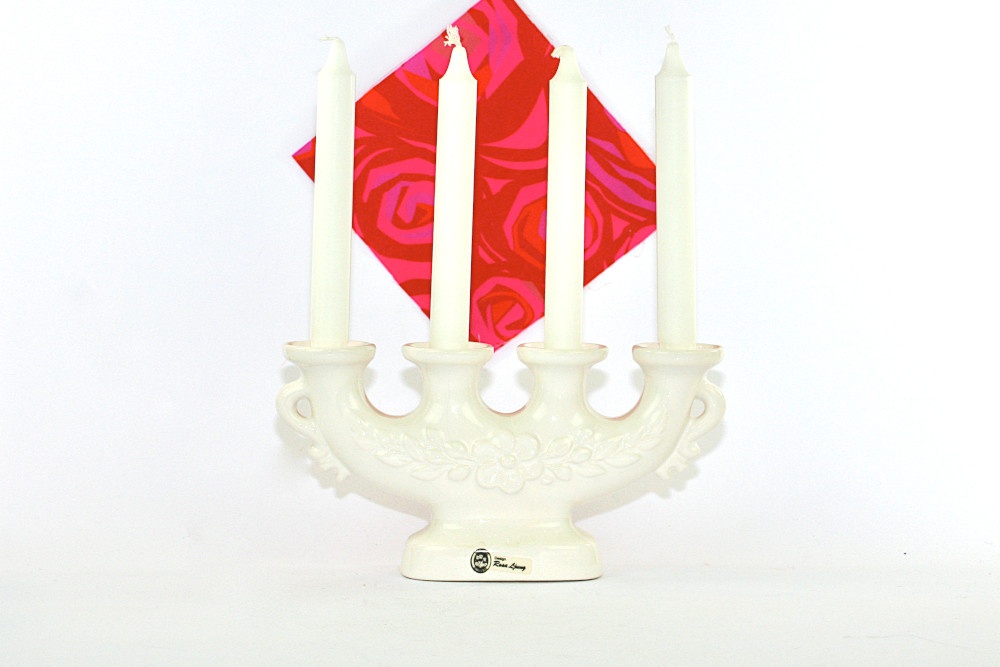 Bilden visar Adventsljusstake Rosa Ljung vit 4-armad porslin med ljus