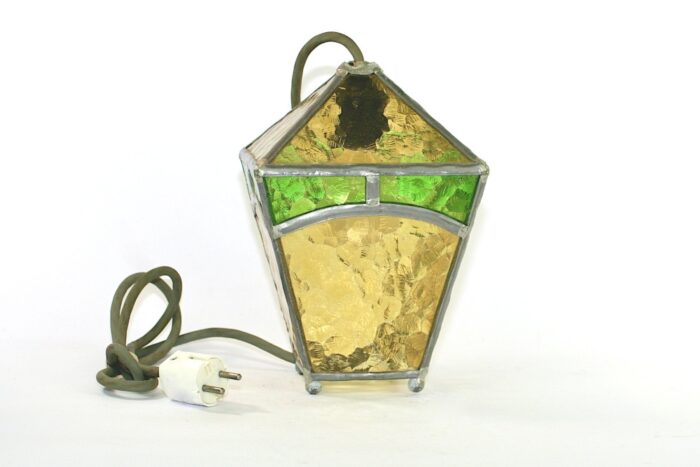 Bilden visar Taklampa - Blyinfattat grönt och gult glas 1940-1950-tal helhet