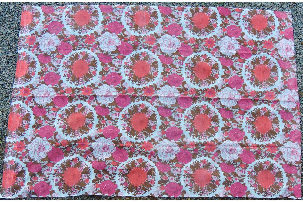 Bilden visar Retro-gardiner med rosa och bruna blommor 1970-tal